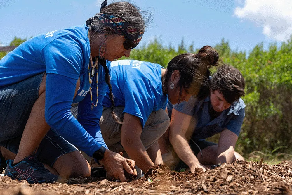 United Airlines employees at a volunteer day in Hawaii